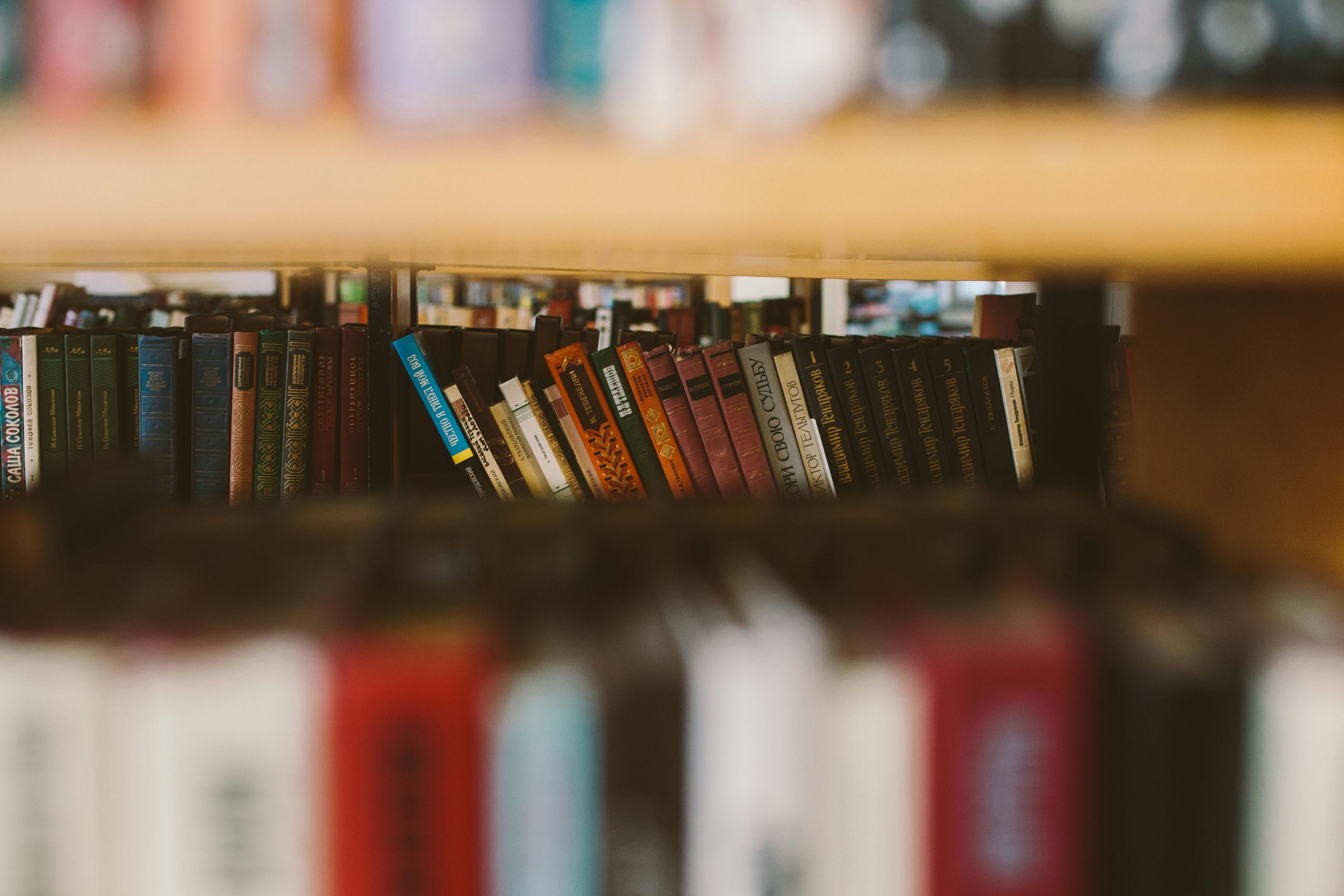 Женщина читает книгу в уютной атмосфере у окна