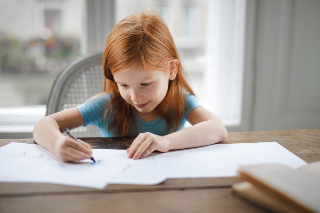 Adolescentă reflectând, simbol al adaptării sociale și încrederii în sine
