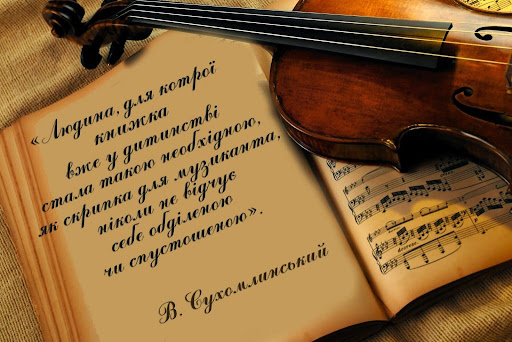 Розгорнута книга на столі поруч із окулярами, естетика читання